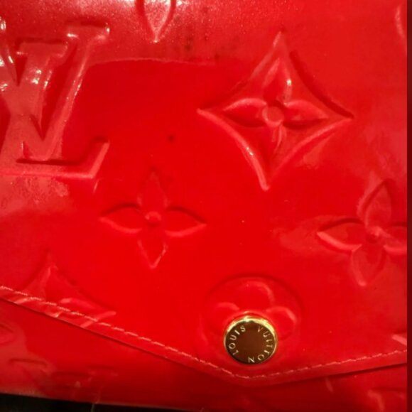LV011. Louis Vuitton, Vernis Monogram Sarah Envelope Wallet, Red - Picture 2 of 5